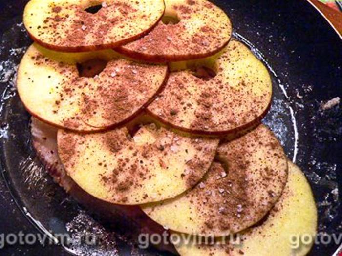 Пангасіус із яблуками та корицею